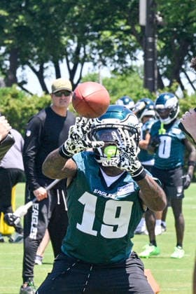 PHILADELPHIA, PA - JUNE 09: Philadelphia Eagles wide receiver Elijah Moore 19 catches the ball during the Philadelphia Eagles off season minicamp on June 9th, 2026 at the Jefferson Health Training Complex in Philadelphia, PA. (Photo by Terence Lewis Icon Sportswire) NFL, American Football Herren, USA JUN 09 Philadelphia Eagles Minicamp EDITORIAL USE ONLY Icon260609021