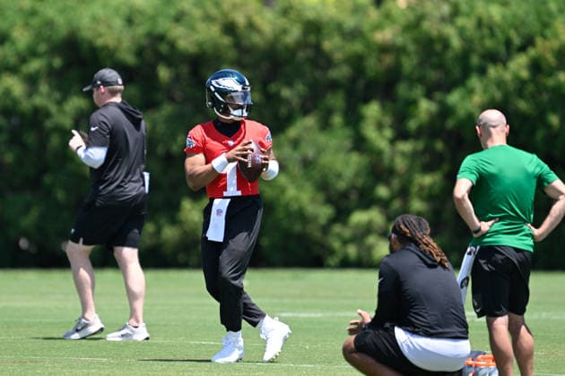 PHILADELPHIA, PA - JUNE 09: Philadelphia Eagles quarterback Jalen Hurts 1 drops back to pass during the Philadelphia Eagles off season minicamp on June 9th, 2026 at the Jefferson Health Training Complex in Philadelphia, PA. (Photo by Terence Lewis Icon Sportswire) NFL, American Football Herren, USA JUN 09 Philadelphia Eagles Minicamp EDITORIAL USE ONLY Icon260609005