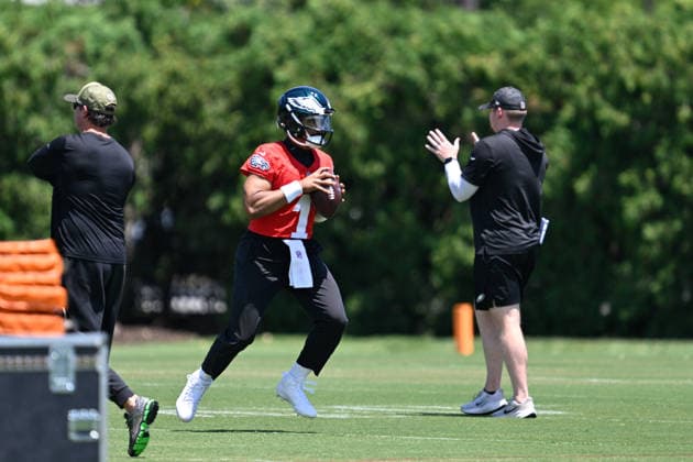 PHILADELPHIA, PA - JUNE 09: Philadelphia Eagles quarterback Jalen Hurts 1 is shown during the Philadelphia Eagles off season minicamp on June 9th, 2026 at the Jefferson Health Training Complex in Philadelphia, PA. (Photo by Terence Lewis Icon Sportswire) NFL, American Football Herren, USA JUN 09 Philadelphia Eagles Minicamp EDITORIAL USE ONLY Icon260609006