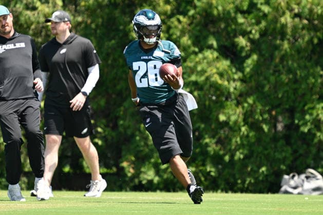 PHILADELPHIA, PA - JUNE 09: Philadelphia Eagles running back Saquon Barkley 26 runs with the ball during the Philadelphia Eagles off season minicamp on June 9th, 2026 at the Jefferson Health Training Complex in Philadelphia, PA. (Photo by Terence Lewis Icon Sportswire) NFL, American Football Herren, USA JUN 09 Philadelphia Eagles Minicamp EDITORIAL USE ONLY Icon260609020