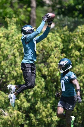 PHILADELPHIA, PA - JUNE 09: Philadelphia Eagles wide receiver DeVonta Smith 6 and Philadelphia Eagles wide receiver Hollywood Brown 0 run a drill together during the Philadelphia Eagles off season minicamp on June 9th, 2026 at the Jefferson Health Training Complex in Philadelphia, PA. (Photo by Terence Lewis Icon Sportswire) NFL, American Football Herren, USA JUN 09 Philadelphia Eagles Minicamp EDITORIAL USE ONLY Icon260609035