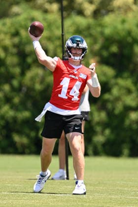 PHILADELPHIA, PA - JUNE 09: Philadelphia Eagles quarterback Andy Dalton 14 throws the ball during the Philadelphia Eagles off season minicamp on June 9th, 2026 at the Jefferson Health Training Complex in Philadelphia, PA. (Photo by Terence Lewis Icon Sportswire) NFL, American Football Herren, USA JUN 09 Philadelphia Eagles Minicamp EDITORIAL USE ONLY Icon260609040