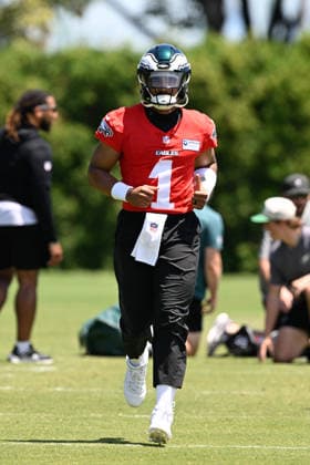 PHILADELPHIA, PA - JUNE 09: Philadelphia Eagles quarterback Jalen Hurts 1 is shown during the Philadelphia Eagles off season minicamp on June 9th, 2026 at the Jefferson Health Training Complex in Philadelphia, PA. (Photo by Terence Lewis Icon Sportswire) NFL, American Football Herren, USA JUN 09 Philadelphia Eagles Minicamp EDITORIAL USE ONLY Icon260609045