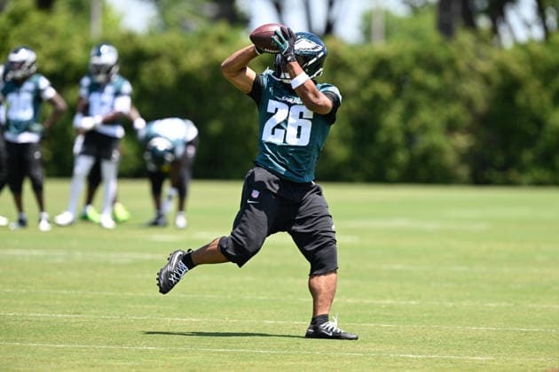 PHILADELPHIA, PA - JUNE 09: Philadelphia Eagles running back Saquon Barkley 26 catches the ball during the Philadelphia Eagles off season minicamp on June 9th, 2026 at the Jefferson Health Training Complex in Philadelphia, PA. (Photo by Terence Lewis Icon Sportswire) NFL, American Football Herren, USA JUN 09 Philadelphia Eagles Minicamp EDITORIAL USE ONLY Icon260609046