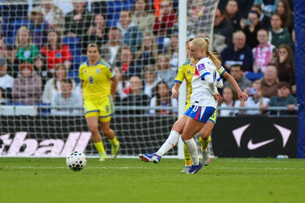 RECORD DATE NOT STATED 9th June 2026; Hill Dickinson Stadium, Liverpool, Merseyside, England; Womens World Cup Qualifier Football, England versus Ukraine; Laura Blindkilde Brown of England Women passes back RogerxEvans