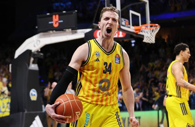 Justin Bean jubelt nach Spielende Freude Emotion Basketball BBL Bundesliga Herren Play Off Halbfinale 5.Spiel Saison 2025 2026 09.06.2026 ALBA Berlin vs BMA365 Bamberg Baskets *** Justin Bean cheers after the end of the game Joy Emotion Sport Basketball BBL Bundesliga Mens Play Off Semi-Final 5 Game Season 2025 2026 09 06 2026 ALBA Berlin vs BMA365 Bamberg Baskets