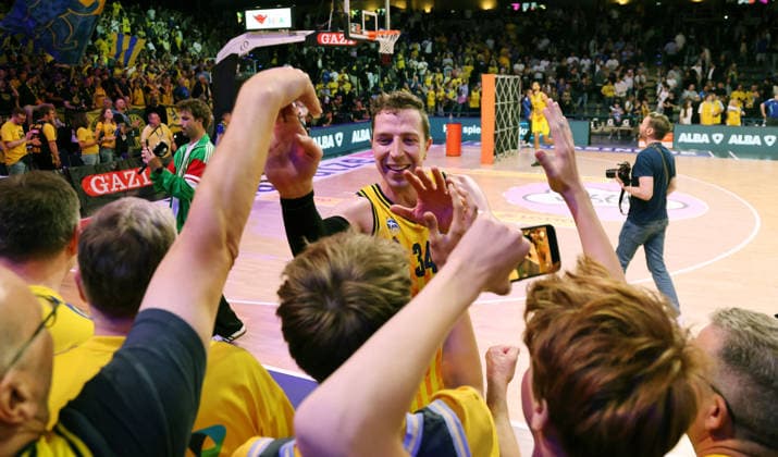 Justin Bean cheers with the fans after the end of the game Joy Emotion Sport Basketball BBL Bundesliga Mens Play Off Semi-Final 5 Game Season 2025 2026 09 06 2026 ALBA Berlin vs BMA365 Bamberg Baskets