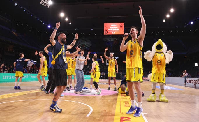 re. Malte Delow mit Mikrofon und Alba Mannschaft jubelt nach Spielende unf Finaleinzug Freude Emotion Basketball BBL Bundesliga Herren Play Off Halbfinale 5.Spiel Saison 2025 2026 09.06.2026 ALBA Berlin vs BMA365 Bamberg Baskets *** re Malte Delow with microphone and Alba team cheers after the end of the game and final entry Joy Emotion Sport Basketball BBL Bundesliga Mens Play Off Semi Final 5 Game Season 2025 2026 09 06 2026 ALBA Berlin vs BMA365 Bamberg Baskets