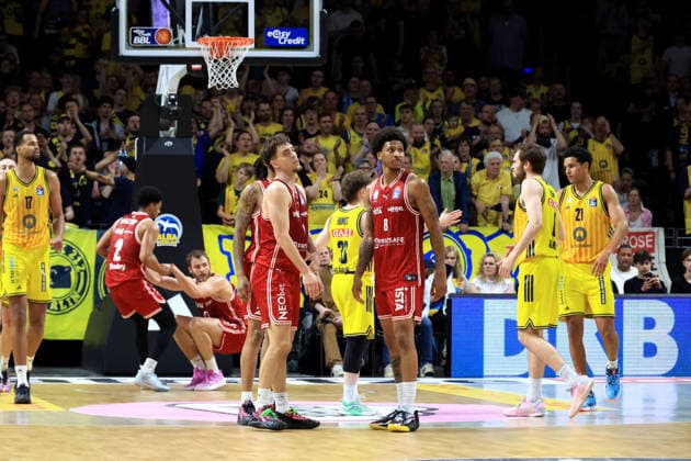 DEU, easyCredit BBL, ALBA vs Bamberg, 09 06 2026, Max Schmeling Halle, Berlin, DEU, easyCredit BBL, ALBA vs Bamberg, in the picture Bamberg players circle nordphotoxGmbHx xEngler nph00076