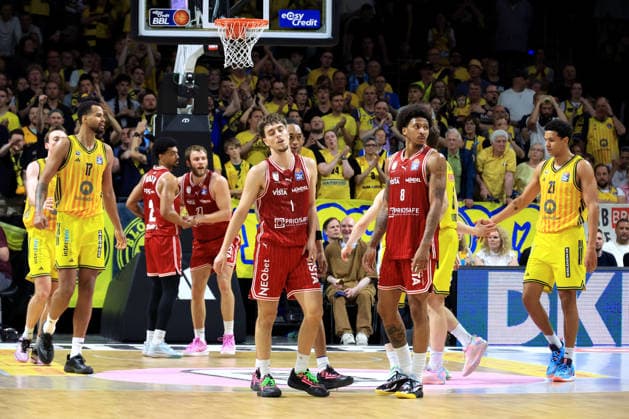 DEU, easyCredit BBL, ALBA vs Bamberg, 09 06 2026, Max Schmeling Halle, Berlin, DEU, easyCredit BBL, ALBA vs Bamberg, in the picture Bamberg players circle nordphotoxGmbHx xEngler nph00076