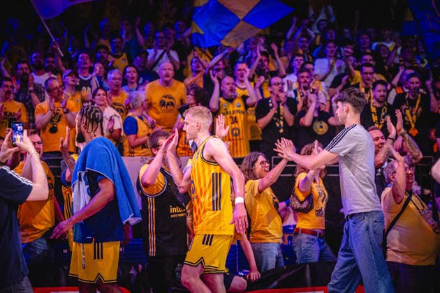 Basketball Berlin 019 06 2026 Season 2025 2026 EasyCredit BBL 1 Bundesliga Men, Men Playoffs Semifinal Game 5 Alba Berlin BMA365 Bamberg Baskets Cheering Alba Fans Sam Griesel Alba Berlin, No 05