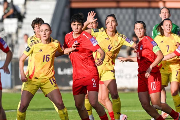 SOCCER WOMEN UEFA QUALIFIERS B4 MD6 LUXEMBURG VS BELGIUM Amber Tysiak (4) of Belgium and Laura Miller (10) of Luxemburg pictured during a women football game between the national teams of Luxemburg and Belgium , called the Red Flames , on the sixth match day in League B Group B4 in the league stage of the 2026-27 UEFA Women s European Qualifiers competition , on Tuesday 9 June 2026 in Esch-sur-Alzette , Luxemburg . PHOTO SPORTPIX Stijn Audooren Esch-sur-Alzette Stade de la Frontiere Luxemburg  Copyright: xSportpix.bex xStijnxAudoorenxStijnxAudoorenx
