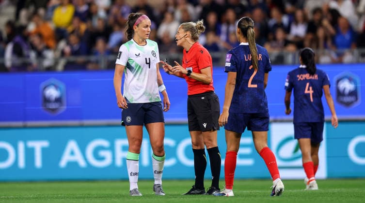 2027 FIFA Women s World Cup Qualifier, Stade des Alpes, Grenoble, France 9 6 2026 France vs Republic of Ireland Referee DÃ DÃ sirÃ e Blanco speaks to Caitlin Hayes and MaÃ«lle Lakrar 9 6 2026  Copyright: x INPHO BenxBradyx BB3_1729