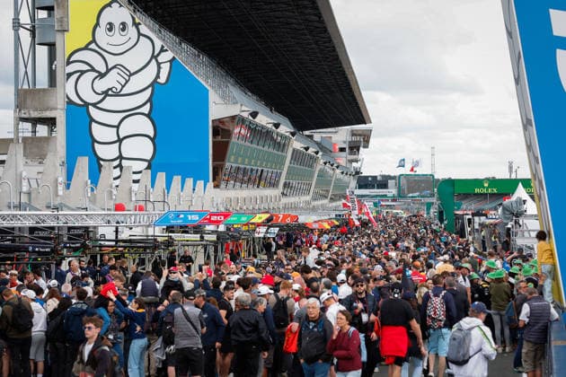 24 HEURES DU MANS 2026 - TUESDAY Spectators, fans, crowd, pit walk during the 24 Hours of Le Mans 2026, 3rd round of the 2026 FIA World Endurance Championship, on June 9, 2026 on the Circuit des 24 Heures du Mans in Le Mans, France - Le MansFrance  Copyright: xPauloxMariax