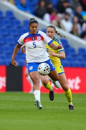 RECORD DATE NOT STATED 9th June 2026; Hill Dickinson Stadium, Liverpool, Merseyside, England; Womens World Cup Qualifier Football, England versus Ukraine; Jess Carter of England Women plays the ball under pressure from Maryna Shaynyuk of Ukraine Women RogerxEvans