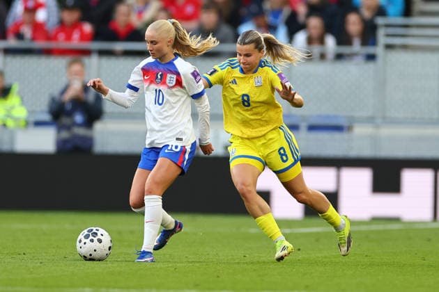 RECORD DATE NOT STATED 9th June 2026; Hill Dickinson Stadium, Liverpool, Merseyside, England; Womens World Cup Qualifier Football, England versus Ukraine; Laura Blindkilde Brown of England Women tracked by Maryna Shaynyuk of Ukraine Women RogerxEvans