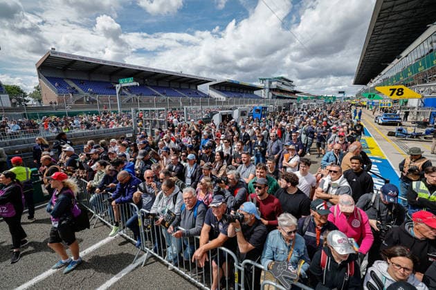 24 HEURES DU MANS 2026 - TUESDAY Spectators, fans, crowd, pit walk during the 24 Hours of Le Mans 2026, 3rd round of the 2026 FIA World Endurance Championship, on June 9, 2026 on the Circuit des 24 Heures du Mans in Le Mans, France - Le MansFrance  Copyright: xPauloxMariax