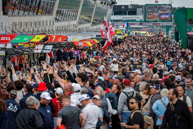 24 HEURES DU MANS 2026 - TUESDAY Spectators, fans, crowd, pit walk during the 24 Hours of Le Mans 2026, 3rd round of the 2026 FIA World Endurance Championship, on June 9, 2026 on the Circuit des 24 Heures du Mans in Le Mans, France - Le MansFrance  Copyright: xPauloxMariax