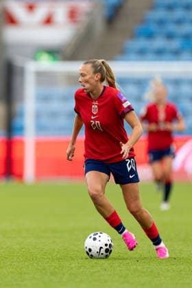 OSLO, NORWAY - JUNE 09: Synne Jensen of Norway controls the ball during the FIFA Womens World Cup 2027 Qualifier match between Norway and Austria at Ullevaal Stadium on June 09, 2026 in Oslo, Norway. (Photo by Ane Frosaker Sports Press Photo)  Copyright: xAnexFrosakerx xSPPx Sportspressphoto_SPR164144