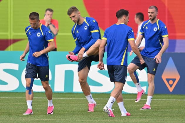 June 9, 2026, Toronto, On, Canada: Players from Bosnia and Herzegovina practice during a World Cup training session in Toronto, on Tuesday, June 9, 2026. Canada News - June 9, 2026  - ZUMAc35_ 20260609_zaf_c35_121 Copyright: xJonxBlackerx