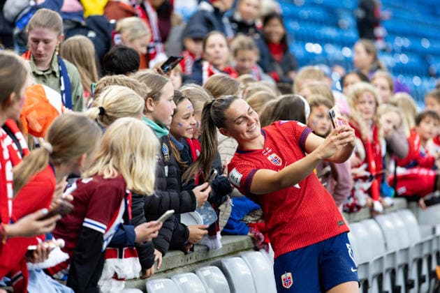OSLO, NORWAY - JUNE 09: Vilde Boe Risa of Norway are seen with supporters of Norway after the FIFA Womens World Cup 2027 Qualifier match between Norway and Austria at Ullevaal Stadium on June 09, 2026 in Oslo, Norway. (Photo by Ane Frosaker Sports Press Photo)  Copyright: xAnexFrosakerx xSPPx Sportspressphoto_SPR164147