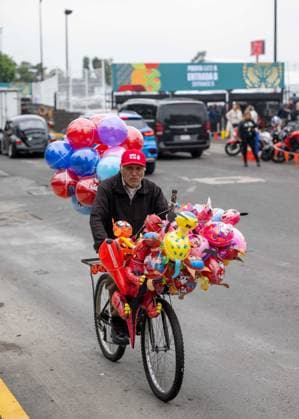 Soccer, men, 2025 26 season, FIFA Word Cup 2026 in Mexico, Canada and USA, Mexico City two days local time before the opening match, in the picture cyclists with balloons at the Aztec stadium Estadio Banorte, 09 06 2026, Copyright: xMatthiasxKochx