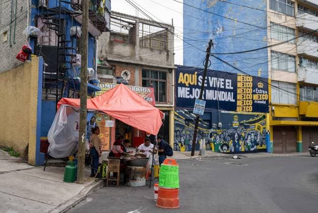 Soccer, men, 2025 26 season, FIFA Word Cup 2026 in Mexico, Canada and USA, Mexico City two days local time before the opening match, in the picture street opposite the Aztec stadium Estadio Banorte with paintings for Mexico, 09 06 2026, Copyright: xMatthiasxKochx