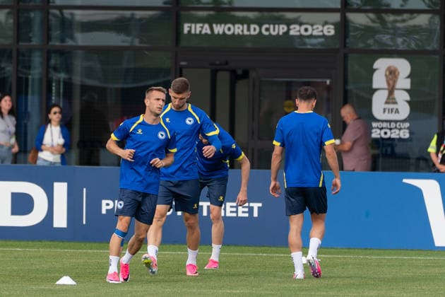 Bosnia and Herzegovina Training Day - 2026 FIFA World Cup, WM, Weltmeisterschaft, Fussball Amar MEMIC 15 of Bosnia and Herzegovina national football team warms-up during the training day ahead the 2026 FIFA World Cup Group B match against Canada at Centennial Park. on June 9, 2026 in Toronto, Canada. (Photo by Leonardo Ramirez Eyepix Group) Copyright: xLeonardoxRamirezx xEyepixxGroupx LR09062026-00634