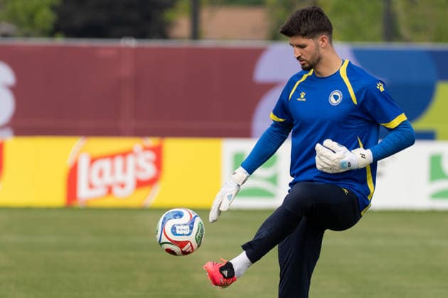 Bosnia and Herzegovina Training Day - 2026 FIFA World Cup, WM, Weltmeisterschaft, Fussball Nikola VASILJ 01 of Bosnia and Herzegovina national football team warms-up during the training day ahead the 2026 FIFA World Cup Group B match against Canada at Centennial Park. on June 9, 2026 in Toronto, Canada. (Photo by Leonardo Ramirez Eyepix Group) Copyright: xLeonardoxRamirezx xEyepixxGroupx LR09062026-00687