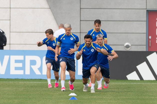 June 9, 2026, Toronto, Ciudad de Mexico, Canada: Sead KOLASINAC 05 of Bosnia and Herzegovina national football team warms-up during the training day ahead the 2026 FIFA World Cup, WM, Weltmeisterschaft, Fussball Group B match against Canada at Centennial Park. on June 9, 2026 in Toronto, Canada. Toronto Canada - ZUMAe321 20260609_zsa_e321_129 Copyright: xLeonardoxRamirezx