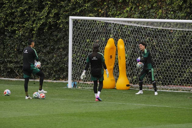 Mexico national team, Nationalteam Training Day - 2026 FIFA World Cup, WM, Weltmeisterschaft, Fussball Goalie Guillermo Ochoa of Mexican national football team warms-up during the training day ahead the 2026 FIFA World Cup Group A match against South Africa at High Performance Center (CAR). on June 9, 2026 in Mexico City, Mexico. (Photo by Ian Robles Eyepix Group) Copyright: xIanxRoblesx xEyepixxGroupx EL_09062026_186132JPEG