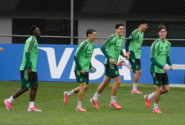 Mexico national team, Nationalteam Training Day - 2026 FIFA World Cup, WM, Weltmeisterschaft, Fussball Israel Reyes, Brian Gutierrez, Julian Quinones of Mexican national football team warms-up during the training day ahead the 2026 FIFA World Cup Group A match against South Africa at High Performance Center (CAR). on June 9, 2026 in Mexico City, Mexico. (Photo by Ian Robles Eyepix Group) Copyright: xIanxRoblesx xEyepixxGroupx EL_09062026_186133JPEG