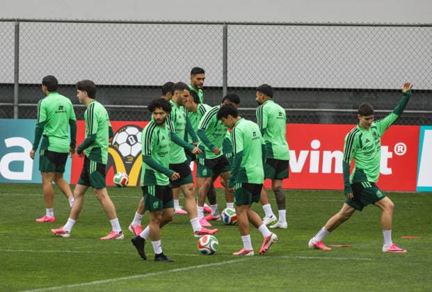 Mexico national team, Nationalteam Training Day - 2026 FIFA World Cup, WM, Weltmeisterschaft, Fussball Mexican national football team warms-up during the training day ahead the 2026 FIFA World Cup Group A match against South Africa at High Performance Center (CAR). on June 9, 2026 in Mexico City, Mexico. (Photo by Ian Robles Eyepix Group) Copyright: xIanxRoblesx xEyepixxGroupx EL_09062026_186135JPEG