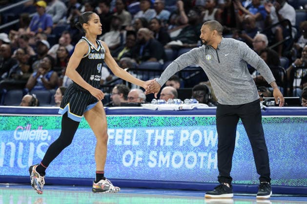 CHICAGO, USA - June 9: Skylar Diggins (4 Chicago Sky) high-fives Chicago Sky Head Coach, Tyler Marsh during the WNBA, Basketball Damen, USA Commissionerâ??s Cup game between the Chicago Sky and Atlanta Dream at Wintrust Arena on Tuesday, June 9 in Chicago, USA Copyright: xShainaxBenhiyoun SPPx Sportspressphoto_SPR164188