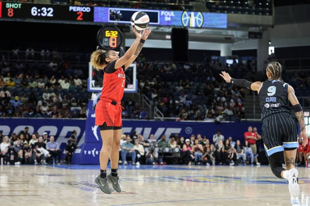 CHICAGO, USA - June 9: Te-Hina Paopao (2 Atlanta Dream) shoots a three pointer during the WNBA, Basketball Damen, USA Commissionerâ??s Cup game between the Chicago Sky and Atlanta Dream at Wintrust Arena on Tuesday, June 9 in Chicago, USA Copyright: xShainaxBenhiyoun SPPx Sportspressphoto_SPR164191
