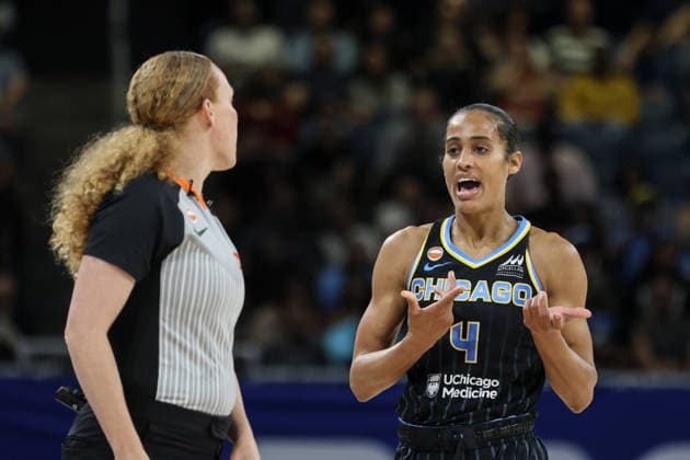 CHICAGO, USA - June 9: Skylar Diggins (4 Chicago Sky) argues with the referee during the WNBA, Basketball Damen, USA Commissionerâ??s Cup game between the Chicago Sky and Atlanta Dream at Wintrust Arena on Tuesday, June 9 in Chicago, USA Copyright: xShainaxBenhiyoun SPPx Sportspressphoto_SPR164198