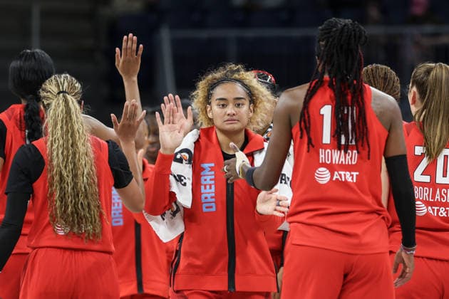 CHICAGO, USA - June 9: Te-Hina Paopao (2 Atlanta Dream) high-fives teammates during the WNBA, Basketball Damen, USA Commissionerâ??s Cup game between the Chicago Sky and Atlanta Dream at Wintrust Arena on Tuesday, June 9 in Chicago, USA Copyright: xShainaxBenhiyoun SPPx Sportspressphoto_SPR164199