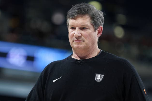 CHICAGO, USA - June 9: Atlanta Dream Head Coach, Karl Smesko is seen during the WNBA, Basketball Damen, USA Commissionerâ??s Cup game between the Chicago Sky and Atlanta Dream at Wintrust Arena on Tuesday, June 9 in Chicago, USA Copyright: xShainaxBenhiyoun SPPx Sportspressphoto_SPR164202