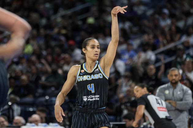 CHICAGO, USA - June 9: Skylar Diggins (4 Chicago Sky) flick-of-the-wrist during the WNBA, Basketball Damen, USA Commissionerâ??s Cup game between the Chicago Sky and Atlanta Dream at Wintrust Arena on Tuesday, June 9 in Chicago, USA Copyright: xShainaxBenhiyoun SPPx Sportspressphoto_SPR164209