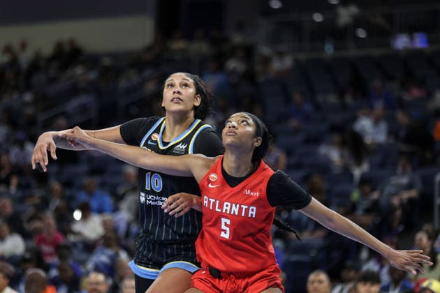 CHICAGO, USA - June 9: Angel Reese (5 Atlanta Dream) boxes out Kamilla Cardoso (10 Chicago Sky) during the WNBA, Basketball Damen, USA Commissionerâ??s Cup game between the Chicago Sky and Atlanta Dream at Wintrust Arena on Tuesday, June 9 in Chicago, USA Copyright: xShainaxBenhiyoun SPPx Sportspressphoto_SPR164211