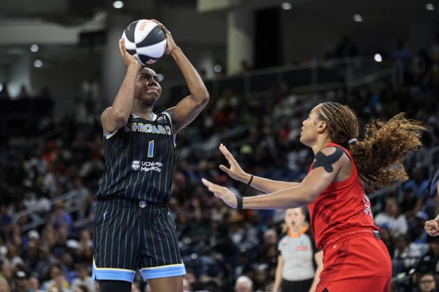 CHICAGO, USA - June 9: Elizabeth Williams (1 Chicago Sky) shoots the ball during the WNBA, Basketball Damen, USA Commissionerâ??s Cup game between the Chicago Sky and Atlanta Dream at Wintrust Arena on Tuesday, June 9 in Chicago, USA Copyright: xShainaxBenhiyoun SPPx Sportspressphoto_SPR164215