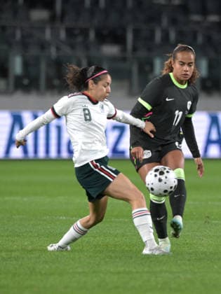 Australia Vs Mexico in Parramatta - 09 Jun 2026 Alexia Delgado (L) of Mexico women football team and Mary Fowler (R) of Australia women football team seen in action during the women s International Friendly, Länderspiel, Nationalmannschaft match between Australia and Mexico held at Commbank Stadium. Final score; Australia 3:1 Mexico. Parramatta Australia Copyright: xLuisxVeniegrax xSOPAxImagesx 20260609_A-Leagues_LuisVeniegra1406