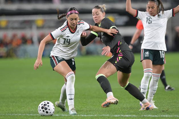 Australia Vs Mexico in Parramatta - 09 Jun 2026 Greta Espinoza (L) of Mexico women football team and Alanna Kennedy (R) of Australia women football team seen in action during the women s International Friendly, Länderspiel, Nationalmannschaft match between Australia and Mexico held at Commbank Stadium. Final score; Australia 3:1 Mexico. Parramatta Australia Copyright: xLuisxVeniegrax xSOPAxImagesx 20260609_A-Leagues_LuisVeniegra1478