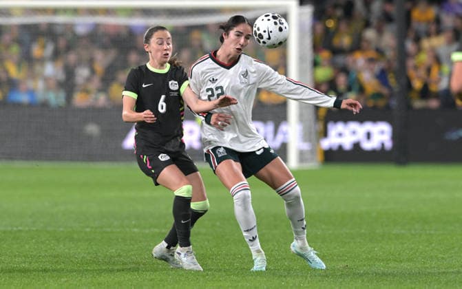 Australia Vs Mexico in Parramatta - 09 Jun 2026 Clare Wheeler (L) of Australia women football team and Diana Ordonez (R) of Mexico women football team seen in action during the women s International Friendly, Länderspiel, Nationalmannschaft match between Australia and Mexico held at Commbank Stadium. Final score; Australia 3:1 Mexico. Parramatta Australia Copyright: xLuisxVeniegrax xSOPAxImagesx 20260609_A-Leagues_LuisVeniegra1533
