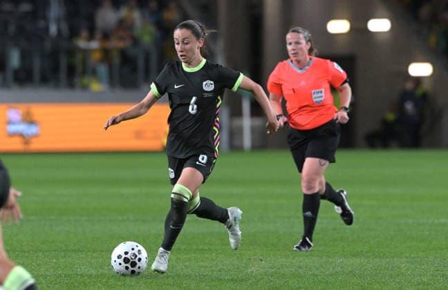 Australia Vs Mexico in Parramatta - 09 Jun 2026 Clare Wheeler (L) of Australia women football team and referee Stacey Pearson (R) seen in action during the women s International Friendly, Länderspiel, Nationalmannschaft match between Australia and Mexico held at Commbank Stadium. Final score; Australia 3:1 Mexico. Parramatta Australia Copyright: xLuisxVeniegrax xSOPAxImagesx 20260609_A-Leagues_LuisVeniegra1702