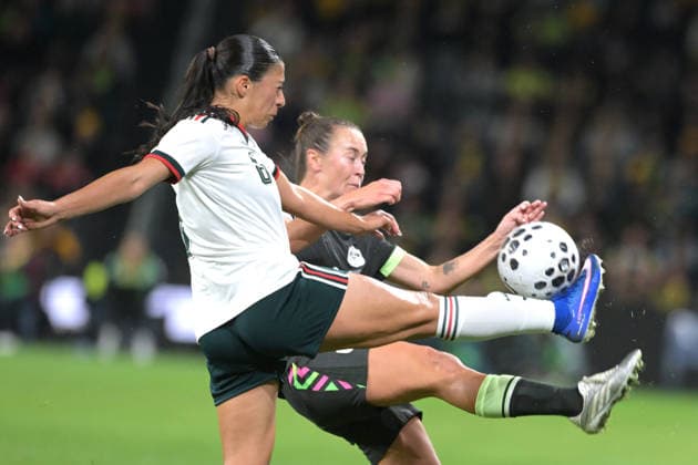 Australia Vs Mexico in Parramatta - 09 Jun 2026 Reyna Reyes (L) of Mexico women football team and Caitlin Foord (R) of Australia women football team seen in action during the women s International Friendly, Länderspiel, Nationalmannschaft match between Australia and Mexico held at Commbank Stadium. Final score; Australia 3:1 Mexico. Parramatta Australia Copyright: xLuisxVeniegrax xSOPAxImagesx 20260609_A-Leagues_LuisVeniegra1809