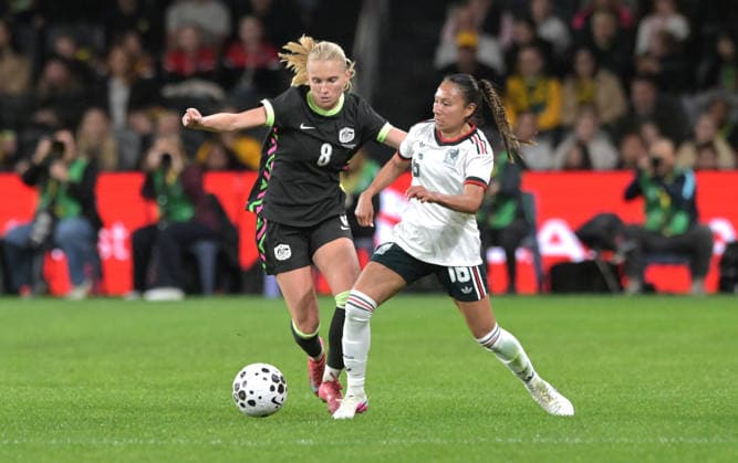 Australia Vs Mexico in Parramatta - 09 Jun 2026 Kaitlyn Torpey (L) of Australia women football team and Karla Nieto (R) of Mexico women football team seen in action during the women s International Friendly, Länderspiel, Nationalmannschaft match between Australia and Mexico held at Commbank Stadium. Final score; Australia 3:1 Mexico. Parramatta Australia Copyright: xLuisxVeniegrax xSOPAxImagesx 20260609_A-Leagues_LuisVeniegra2000