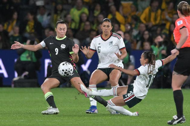 Australia Vs Mexico in Parramatta - 09 Jun 2026 Caitlin Foord (L) of Australia women football team, Reyna Reyes (C) of Mexico women football team and Karla Nieto (R) of Mexico women football team seen in action during the women s International Friendly, Länderspiel, Nationalmannschaft match between Australia and Mexico held at Commbank Stadium. Final score; Australia 3:1 Mexico. Parramatta Australia Copyright: xLuisxVeniegrax xSOPAxImagesx 20260609_A-Leagues_LuisVeniegra2032