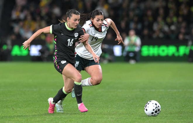 Australia Vs Mexico in Parramatta - 09 Jun 2026 Hayley Raso (L) of Australia women football team and Montserrat Saldivar (R) of Mexico women football team seen in action during the women s International Friendly, Länderspiel, Nationalmannschaft match between Australia and Mexico held at Commbank Stadium. Final score; Australia 3:1 Mexico. Parramatta Australia Copyright: xLuisxVeniegrax xSOPAxImagesx 20260609_A-Leagues_LuisVeniegra2075