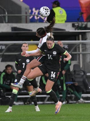 Australia Vs Mexico in Parramatta - 09 Jun 2026 Alanna Kennedy (front) of Australia women football team and Alice Soto (R) of Mexico women football team seen in action during the women s International Friendly, Länderspiel, Nationalmannschaft match between Australia and Mexico held at Commbank Stadium. Final score; Australia 3:1 Mexico. Parramatta Australia Copyright: xLuisxVeniegrax xSOPAxImagesx 20260609_A-Leagues_LuisVeniegra2378